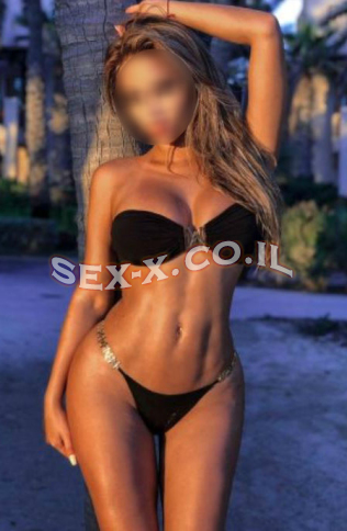 קורן, עם מודל יפה נראה, להכיר במערכת יחסים.