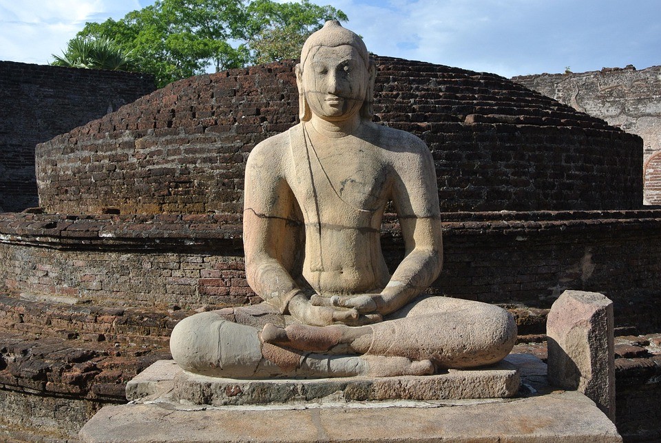 האם עדיף להיענש דרך הג'ינס או השמלה?